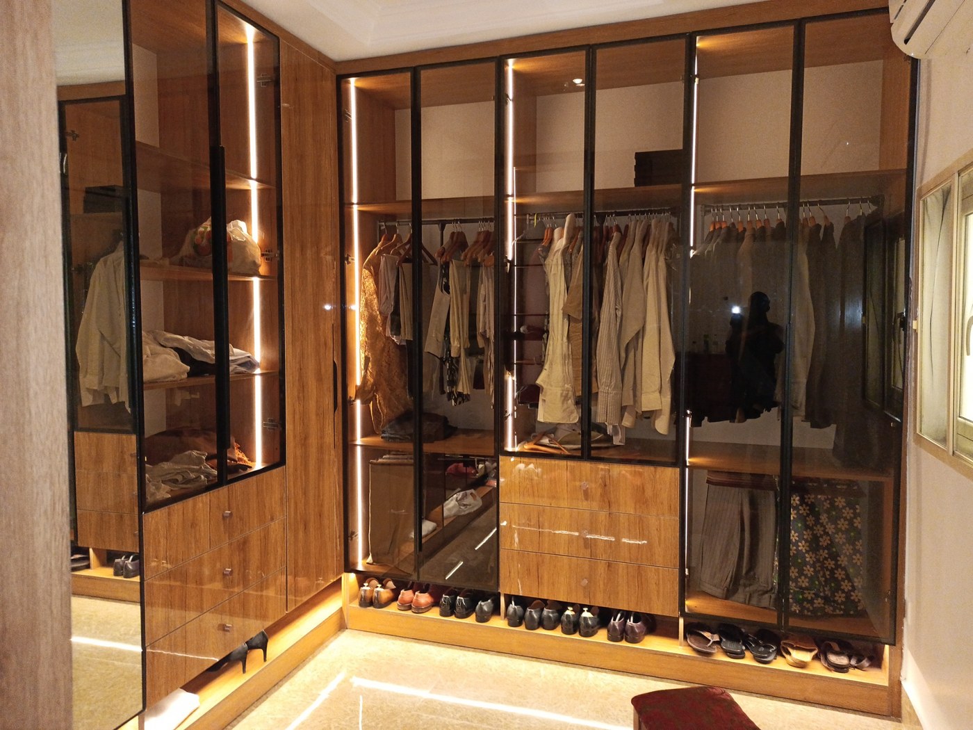 Bespoke Walk-in Wardrobe with LED — Lekki