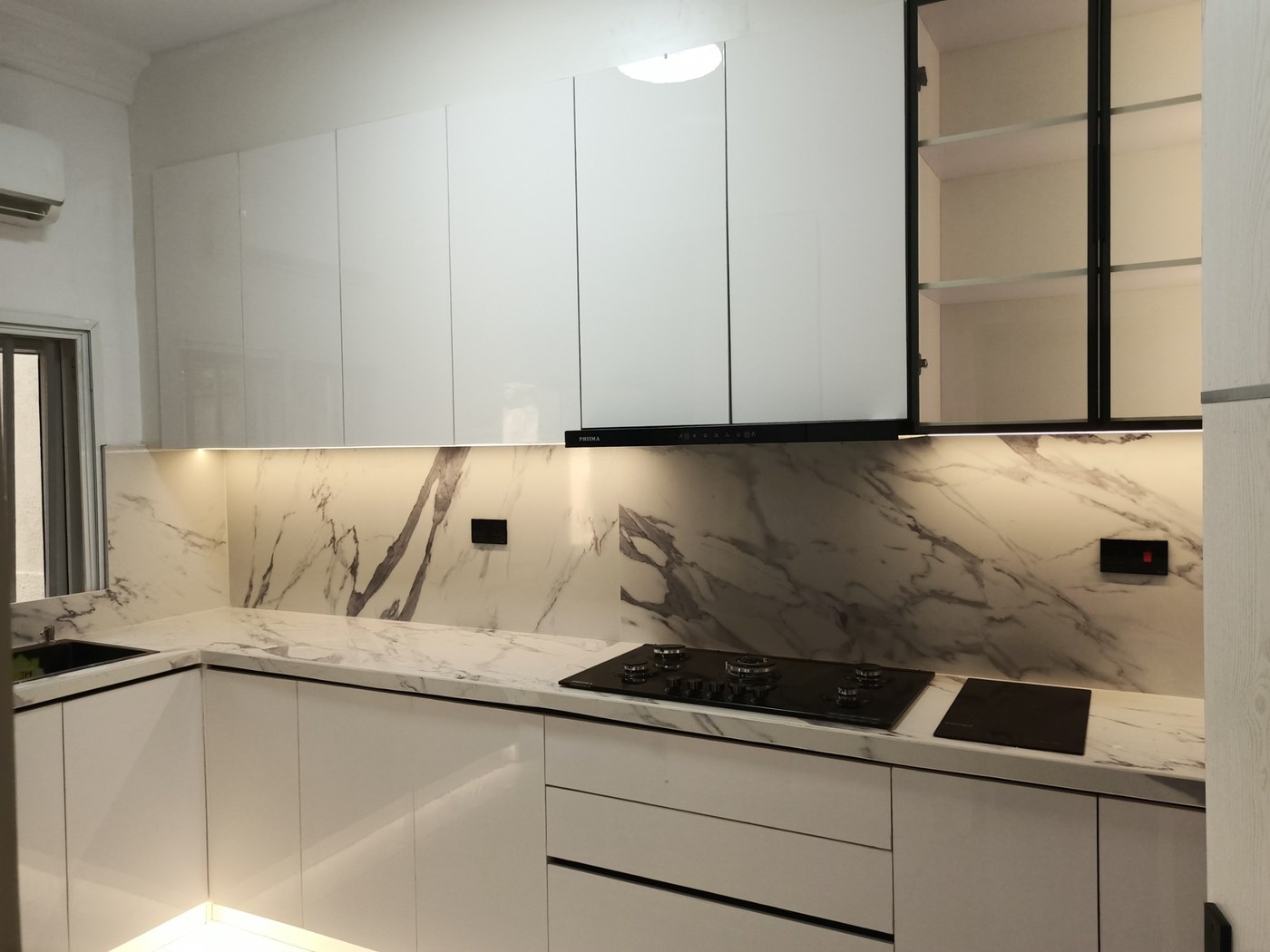 Gloss White Kitchen with Marble Finish — Lekki
