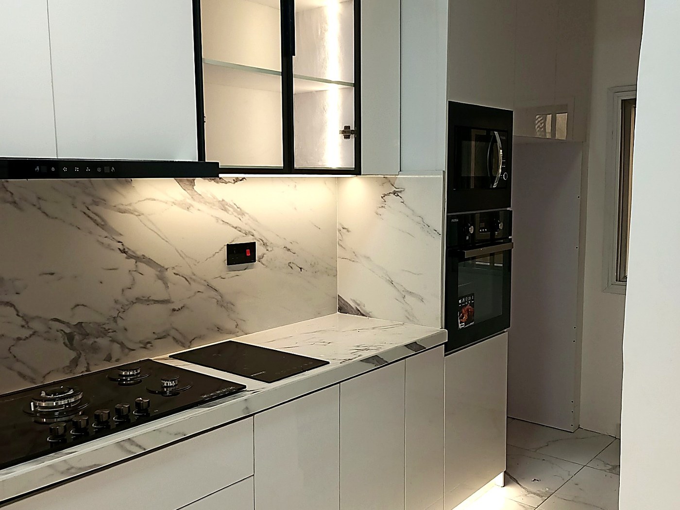 Gloss White Kitchen with Marble Finish — Lekki photo 2