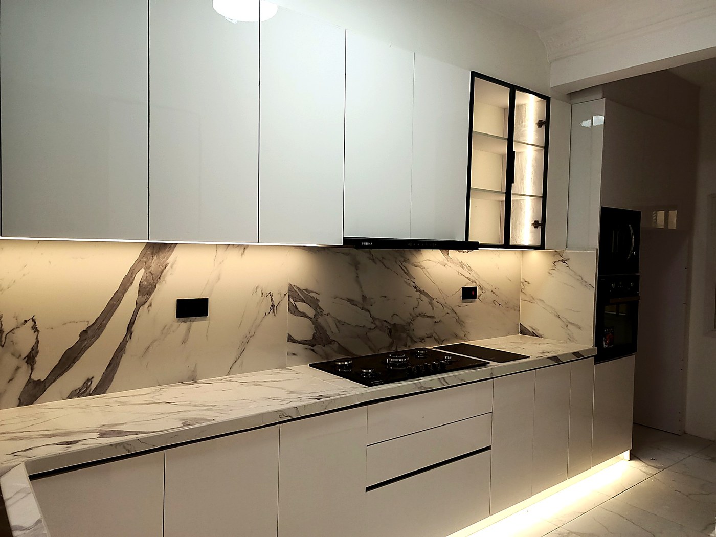 Gloss White Kitchen with Marble Finish — Lekki photo 3